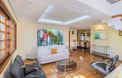 Imagem: A casa possui 4 Dormitórios, 5 Banheiros, 2 Vagas na garagem