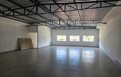 Imagem: O depósito possui 2 Vagas na garagem e 240m² de Área e está