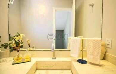 Imagem: A casa em condomínio possui 4 Dormitórios, 5 Banheiros, 5