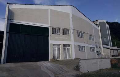 Imagem: O depósito possui 2 Vagas na garagem, 900m² de Área e está