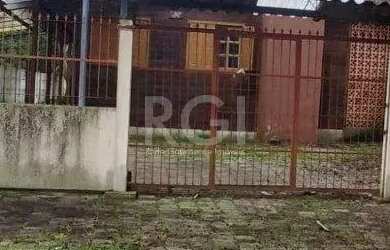 Imagem: A casa possui 2 Dormitórios, 2 Banheiros, 2 Vagas na garagem