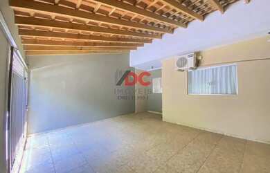 Imagem: A casa possui 3 Dormitórios, 2 Banheiros, 2 Vagas na garagem