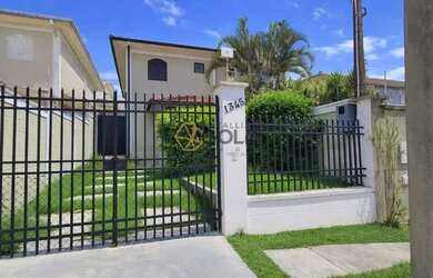 Imagem: A casa possui 3 Dormitórios, 2 Banheiros, 2 Vagas na garagem