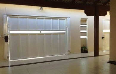 Imagem: A casa possui 3 Dormitórios, 2 Banheiros, 4 Vagas na garagem