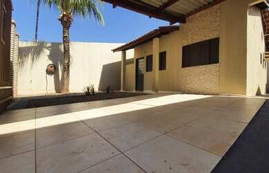 Imagem: A casa possui 2 Dormitórios, 1 Banheiro, 2 Vagas na garagem