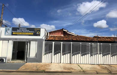 Imagem: A casa possui 3 Dormitórios, 2 Banheiros, 3 Vagas na garagem