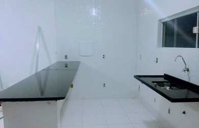 Imagem: A casa possui 3 Dormitórios, 3 Banheiros, 1 Vaga na garagem