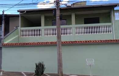 Imagem: A casa possui 3 Dormitórios, 2 Banheiros e 3 Vagas na garagem