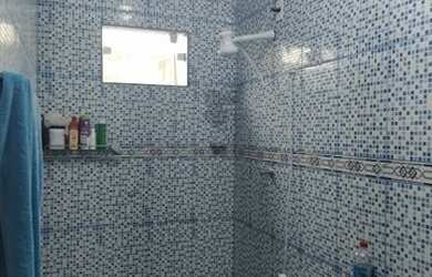 Imagem: A casa possui 3 Dormitórios, 2 Banheiros, 2 Vagas na garagem