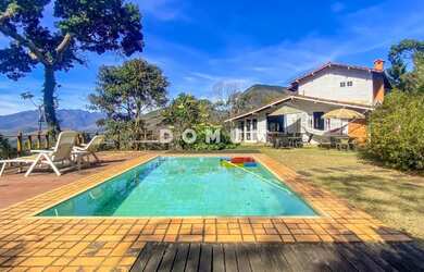 Imagem: A casa possui 5 Dormitórios, 5 Banheiros, 3 Vagas na garagem