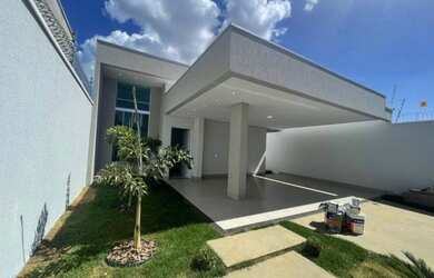 Imagem: A casa possui 3 Dormitórios, 2 Banheiros, 2 Vagas na garagem