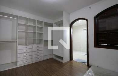 Imagem: A casa possui 1 Dormitório, 1 Banheiro, 1 Vaga na garagem