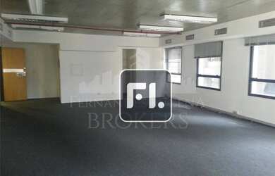 Imagem: O depósito possui 4 Vagas na garagem, 150m² de Área e está