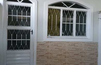 Imagem: A casa possui 1 Dormitório, 1 Banheiro, 1 Vaga na garagem