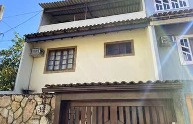 Imagem: A casa possui 3 Dormitórios, 2 Banheiros, 2 Vagas na garagem