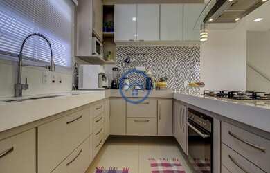 Imagem: A casa em condomínio possui 4 Dormitórios, 4 Banheiros, 4