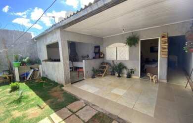 Imagem: A casa possui 2 Dormitórios, 1 Banheiro, 2 Vagas na garagem