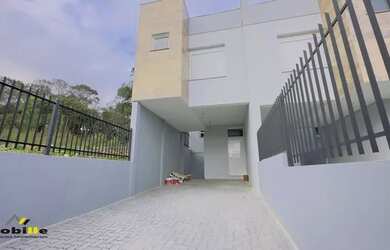 Imagem: A casa possui 3 Dormitórios, 3 Banheiros, 2 Vagas na garagem