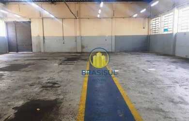 Imagem: O depósito possui 4 Vagas na garagem, 700m² de Área e está