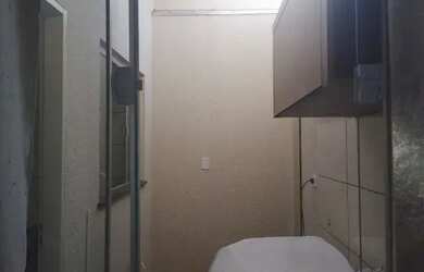 Imagem: A casa possui 2 Dormitórios, 1 Banheiro, 1 Vaga na garagem