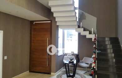 Imagem: A casa em condomínio possui 4 Dormitórios, 1 Banheiro, 4 Vagas