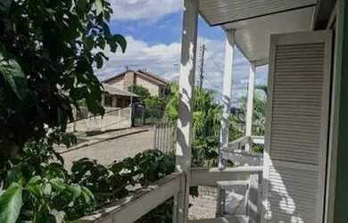 Imagem: A casa possui 3 Dormitórios, 2 Banheiros, 5 Vagas na garagem