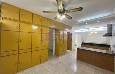 Imagem: A casa possui 3 Dormitórios, 2 Banheiros, 4 Vagas na garagem