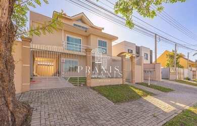 Imagem: A casa possui 3 Dormitórios, 3 Banheiros, 3 Vagas na garagem