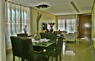 Imagem: A casa em condomínio possui 4 Dormitórios, 4 Banheiros, 2