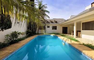 Imagem: A casa possui 3 Dormitórios, 3 Banheiros, 2 Vagas na garagem