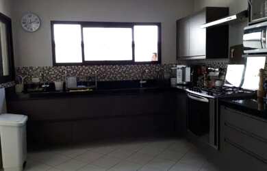 Imagem: A casa possui 3 Dormitórios, 3 Banheiros, 2 Vagas na garagem