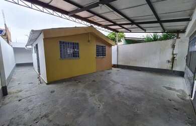 Imagem: A casa possui 2 Dormitórios, 1 Banheiro, 2 Vagas na garagem