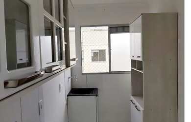 Imagem: O apartamento possui 2 Dormitórios, 1 Banheiro, 1 Vaga na garagem