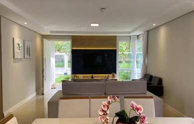 Imagem: A casa possui 3 Dormitórios, 3 Banheiros, 4 Vagas na garagem