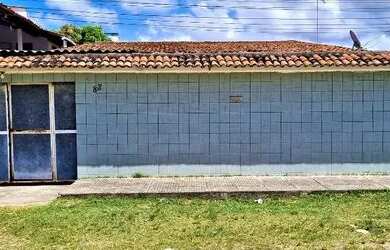 Imagem: A casa possui 3 Dormitórios, 4 Banheiros, 2 Vagas na garagem