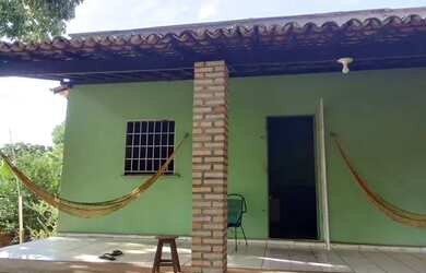 Imagem: A casa possui 4 Dormitórios, 2 Banheiros, 4 Vagas na garagem