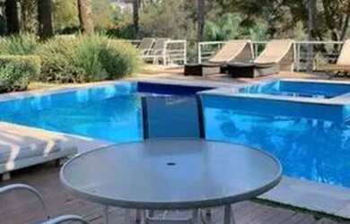 Imagem: A casa em condomínio possui 5 Dormitórios, 5 Banheiros e 806m²