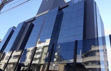 Imagem: O studio para alugar possui 1 Dormitório, 1 Banheiro, 1 Vaga