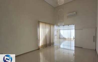 Imagem: A casa em condomínio possui 4 Dormitórios, 4 Banheiros, 250m²