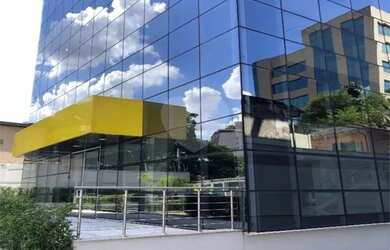 Imagem: O depósito possui 5 Vagas na garagem e 2545m² de Área e está