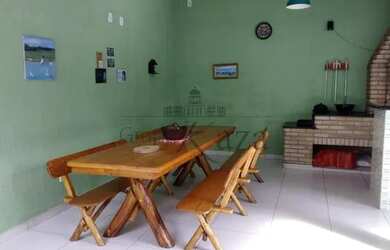 Imagem: A casa possui 3 Dormitórios, 2 Banheiros, 3 Vagas na garagem