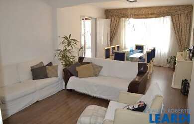 Imagem: A casa possui 3 Dormitórios, 1 Banheiro, 5 Vagas na garagem