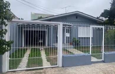 Imagem: A casa possui 3 Dormitórios, 2 Banheiros, 2 Vagas na garagem