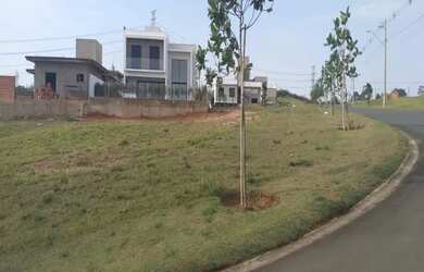 Imagem: O terreno possui 611m² de Área e está localizado em Pinheirinho