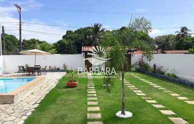 Imagem: A casa possui 3 Dormitórios, 2 Banheiros, 4 Vagas na garagem