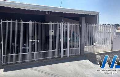 Imagem: A casa possui 3 Dormitórios, 2 Banheiros, 3 Vagas na garagem