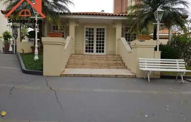 Imagem: A casa possui 3 Dormitórios, 3 Banheiros, 2 Vagas na garagem