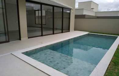 Imagem: A casa em condomínio possui 4 Dormitórios, 5 Banheiros, 3