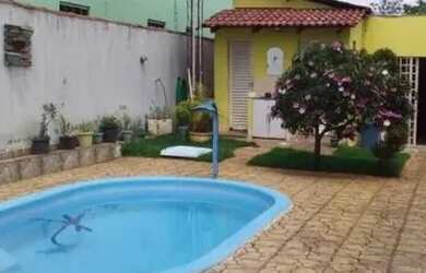 Imagem: A casa possui 3 Dormitórios, 2 Banheiros, 2 Vagas na garagem