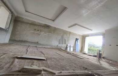 Imagem: A casa possui 4 Dormitórios, 2 Banheiros, 5 Vagas na garagem